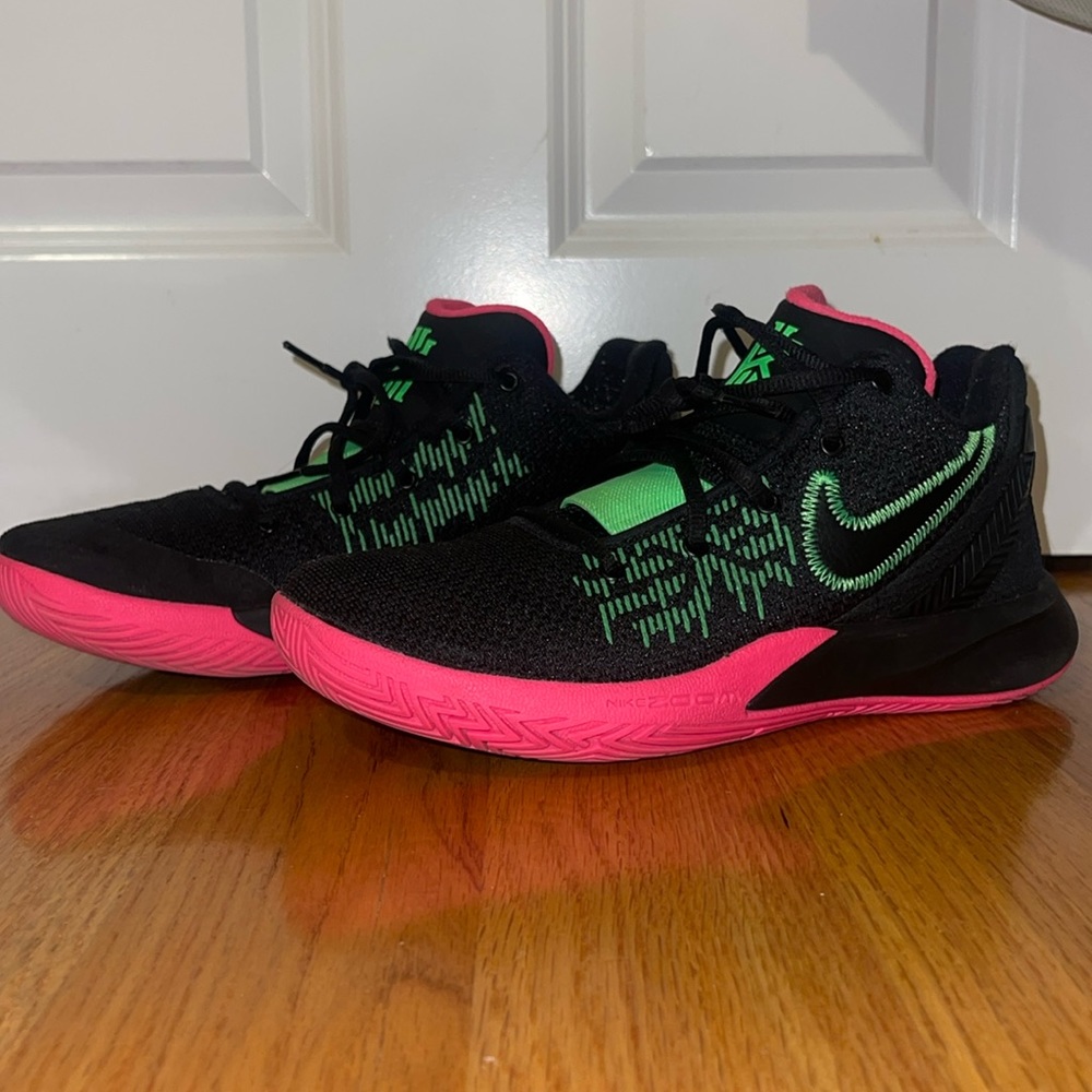 Nike Kyrie Flytrap Basketball Shoes Sz 8.5 M Black Green and Pink